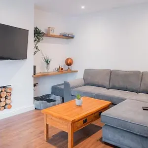  Holiday home Tu Casa , A Beautiful & Peaceful 4 Bedroom House With Garden, Bbq Area , Ev & Parking United Kingdom